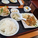 逸品居 - チビが頼んだ、豚トロの黒胡椒炒め定食(税込950円)