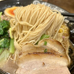 たけろくらーめん - 麺は低加水の細麺ストレート