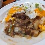 逸品居 - 目玉焼きをめくると、下から角煮がゴロゴロ……