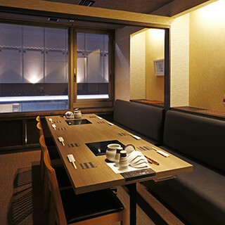 スタイリッシュな店内。落ち着いた個室もどうぞ。