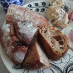 ル・プチメック - 奥:くるみパン、右:バゲットルヴァン、左:チョコメック