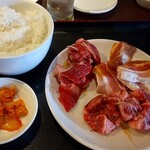 焼肉ぐりぐり家 - 私の肉が来ました！ ええ何かいつもと違う！肉が少なすぎない？？