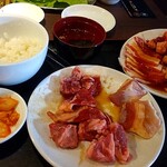 焼肉ぐりぐり家 - あきらかに肉の種と慮が違うので店員さんに申告。 お詫びで追加で一皿(右上)頂きました。しかしこの量はさすがの私でも食べれず嫁に食べてもらいました。(笑)