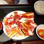 Yakiniku Guriguri Ya - 嫁の肉が来ました。大盛注文なのでこちらの量と肉の種類は正解の様です。