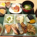 日本料理 猩々 - ビュッフェ台からとオーダー品の天ぷら(右)、キャベツとひき肉の重ね蒸しトマトソース(味噌汁の左隣)