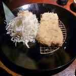 あげづき - その後程なくして注文したロースカツが運ばれてきました。
      
      あげづきのカツも同じ新宿区内にある成蔵(最寄り駅は高田馬場駅)と同様に
      低温で揚げている為に衣が白く、時間も20分ほど揚げるのに掛かります。