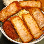 たけだ - ジャンボソースカツ丼(250g)  1290円  断面がみえるように盛付けをアレンジ