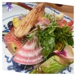 神保町 傳 - 野菜サラダ・・揚げたり焼いたりと手の込んだ美味しい野菜サラダです。沢山の種類が入っています。
      ヤングコーンはひげまで使用されそれもいいアクセント。トマトなど生のものも甘くて美味しいですよ。