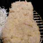 あげづき - 今回頂いたとんかつの肉には南の島豚と呼ばれる宮崎県産のブランド豚が使用され
      このお肉は脂も肉も美味しく、適度な肉の噛みごたえがありながら
      とろけるような旨味があって美味しく、塩ともソースとの相性も良い