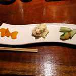 あげづき - お新香やポテトサラダなどの前菜が運ばれてきましたが
      特に挽肉がたくさん入った旨味の濃いポテトサラダが絶品でした。