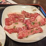 黒毛和牛一頭買い 焼肉行徳苑 - カルビ
            大きな脂身の付いたピースあり
            嫌う人もいるかもだが私的には大歓迎！