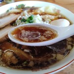 湘南の手前 - 背脂の浮いた褐色のスープ