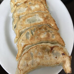 手打ちラーメン俵屋 - 餃子はモチモチの衣にお布団のようにたっぷりの餡がねっちり