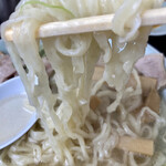 手打ちラーメン俵屋 - 麺はビロビロで手打ちラーメンならではの味わいを堪能できる