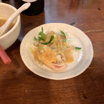 Yakitori Nakaya - <豚耳刺>
                        豚耳元刺という少し高めのラインナップがあったが、おすすめがこちらだったので、選択。料理が来てから気づいたが、要はミミガーということか。大葉、生姜、酢味噌で食べる。美味しい。