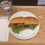 VIETNAMESE TOKYO - ベトナム風生姜焼きバインミー、980円