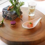 Pierre Gagnaire - アミューズ：とうもろこしほうじ茶スープ、あまごフリット、ビーフリエット、お芋と梅のスティック