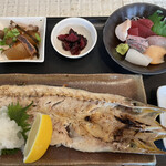 マルカツ - 焼魚定食¥1,100 かます開き　女将さんによる一夜干し。身が柔らかくでホクホク。お刺身もフルラインアップ。真つぶ貝も入れてくださった。