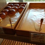 石窯パンの店 ゴッホ - 専用のヘラを使って取るパンがいくつかあります