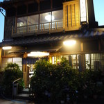 歌行燈 - 夜の外観です