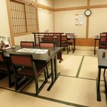 歌行燈 - 店内はこんな感じのテーブル席です