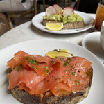 Champers Social Club - 『SALMON TOAST $25,0』 『KINDRA'S AVOCADO TOAST $21,0』 『AMERICANO $4,0』 『ICED AMERICANO $4,5』 ※チップ１８～２５％別途