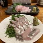 魚虎 - 手前がタチウオの刺身、奥が石鯛の刺身