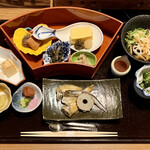 Keiun - 箱膳、小鉢、焼物、サラダ、香物、甘味