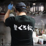 自家製麺 ら～めん かり屋 - 男の背中 「くろ松」Tシャツ (^^)