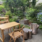 カフェ ノースライト - お庭の待合スペース(土日は並ぶこともあるそう)