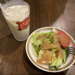 中華 大島 - サラダ（200円）とラッシー（300円）