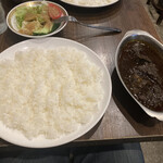 206638658 - シャヒジャルカレー（1050円）とサラダ（200円）