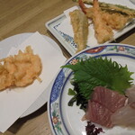 天ぷら新宿つな八 - 刺身と天ぷら二皿は豪華