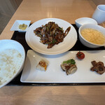 みこころ 無添加チャイナ935 - 全景　スープ、ライス、搾菜、杏仁豆腐もついて1200円