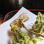 郷土料理ともん - ムチッとしてて酸味が出てくるヤマブドウ