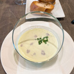 Bistro Kojiya - スープは、グリーンピースの冷製スープ。グリーンピースの春の香りをふんだんに生かしたスープです。