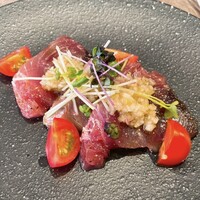Bistro Kojiya - 前菜の鰹のカルパッチョ。厚切りで鮮度の高い鰹と爽やかなハーブ類がよく合う。