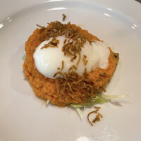 Bistro Kojiya - お魚のメイン料理、カジキマグロのグリルをタコス風ソースで。ピリ辛と温玉のハーモニーが絶品。