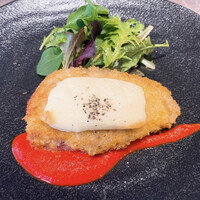 Bistro Kojiya - お肉のメイン料理で、イベリコ豚のロースカツレツ。薄く叩かれた正統派カツレツはカリッとジューシー。チーズと自家製の濃厚なトマトソースがよく合います。