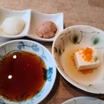 天ぷら新宿つな八 - 天つゆには、普通のおろしと、梅おろしが付きます