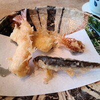 天ぷら新宿つな八 大丸東京店 - 小鮎は天ぷらになっても川を泳いでいるようです