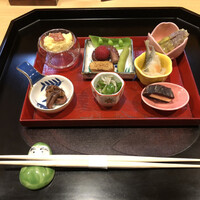 御料理あきやま - （前菜）
                    インカのめざめ酒盗
                    スナップエンドウ、瀬戸内海蛸、山桃、カラスミ、徳島産枝豆
                    北海道シャコと島らっきょう酢味噌和え
                    豆鯵南蛮漬け
                    干柿バター
                    万願寺唐辛子とジャコ
                    蛍烏賊