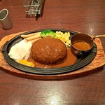 ロイヤルホスト - 黒×黒ハンバーグに、ブラウンバターソースをかけたものですがハンバーグが丸く形が良いのが分かります。