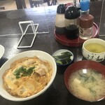 Shintomi Shiyokudou - 親子丼（味噌汁、漬物付き600円）