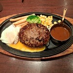 ロイヤルホスト - 黒×黒ハンバーグのブラウンバターソース添えで、左側に目玉焼きを寄せたものです。目玉焼きが崩れましたが。