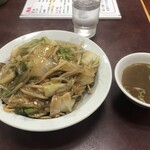 Chin rai - 揚げ焼きそばとスープ（700円）