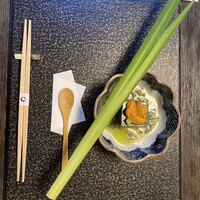 星のや 京都 ダイニング - 端午の節句をイメージし、蓬と菖蒲が用いられる