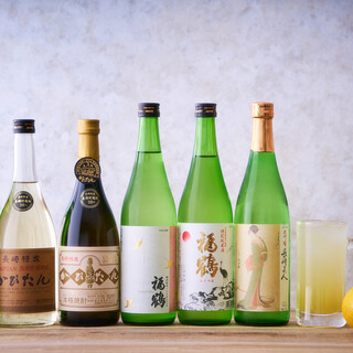 We also have alcoholic beverages from sake breweries in Hirado, as well as alcoholic beverages and juices made with Natsuka that is exclusive to Hirado.
