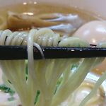 らあめん サンド - 塩ラーメンの麺アップ