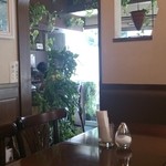 Kissa Paretto - 明るく綺麗な店内。
                      出前の席と、奥の部屋とに席がある。
                      奥の部屋は禁煙席。